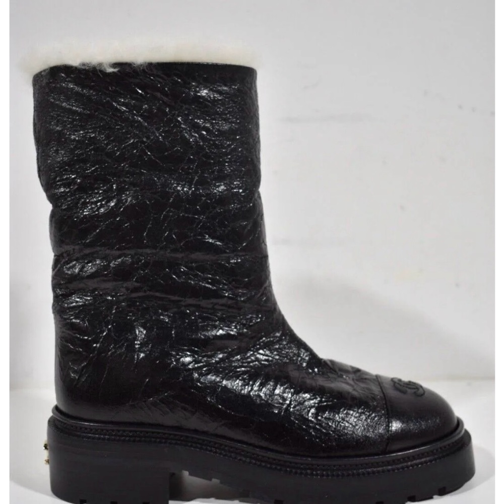 Chanel 2020 Black crinkled Leather Shearling Fur CC Cap Toe Pull On Ankle - Picture 5 of 6